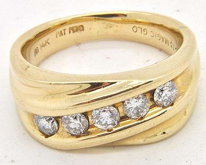 Elegant Gents 14kt Gold Diamond Ring