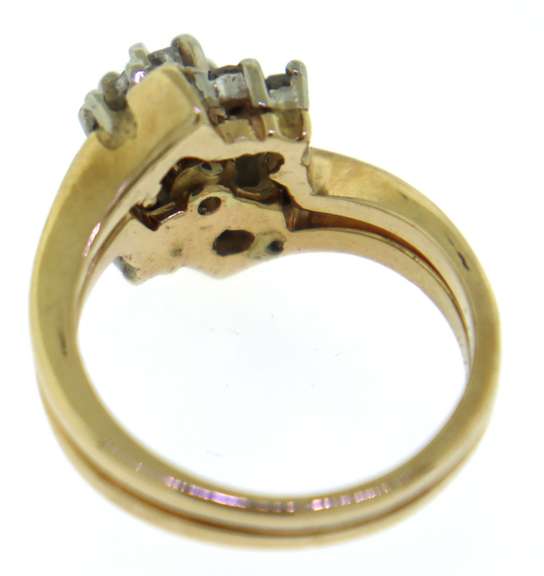 Stunning Round Brilliant Cut Center w Diamond Guard Ring