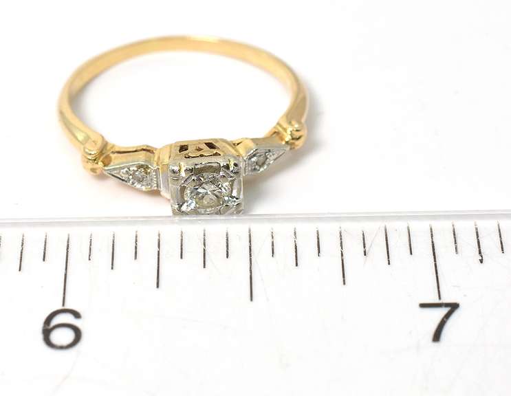 Charming Vintage Diamond Ring in 14KT Yellow Gold