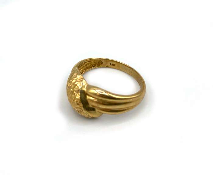 Fashionable 14kt Crossover Band