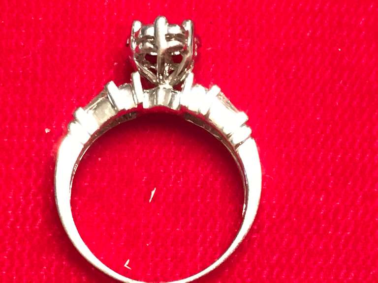 LADIES 14K WHITE GOLD DIAMOND RING