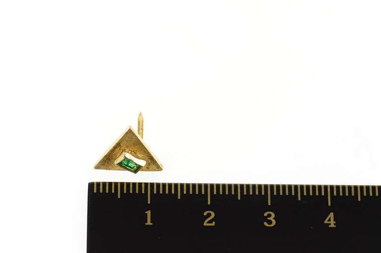 18K Yellow Gold Columbian Emerald Triangle Textured Lapel Pin/Brooch