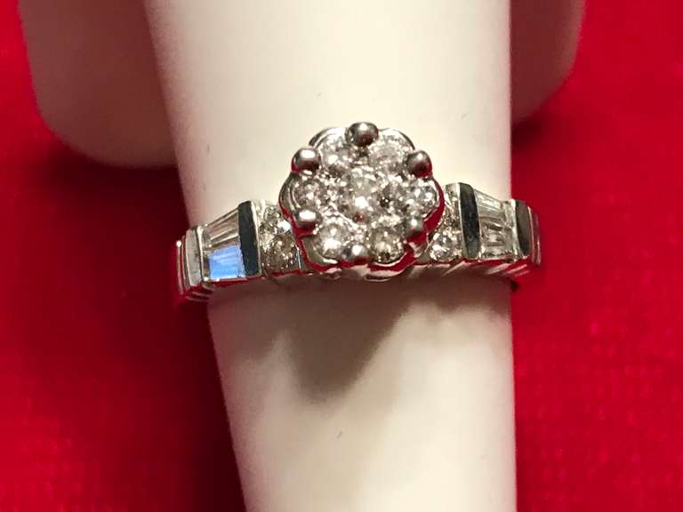 LADIES 14K WHITE GOLD DIAMOND RING