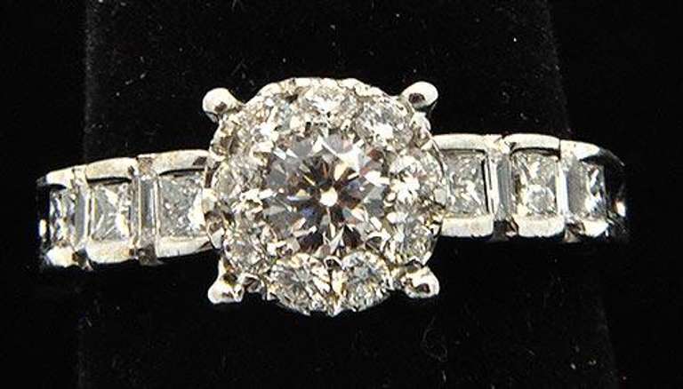 LADIES 14 KT WHITE GOLD DIAMOND RING