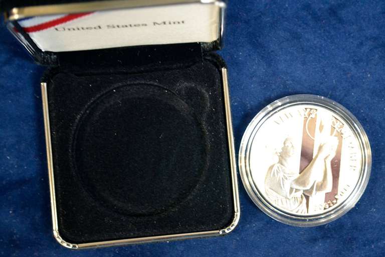 US MINT 911 1 OZ. ROUND IN CAP & BOX  .999 SILVER