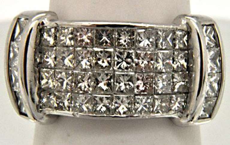 LADIES 18 KT WHITE GOLD DIAMOND RING. 3.00 carat total weight