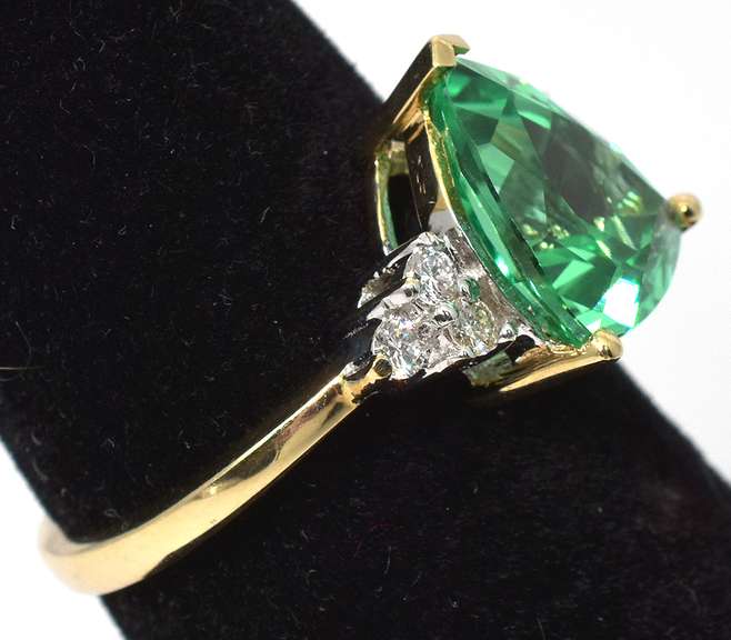 Refreshing Green Sapphire Ring in Yellow Gold