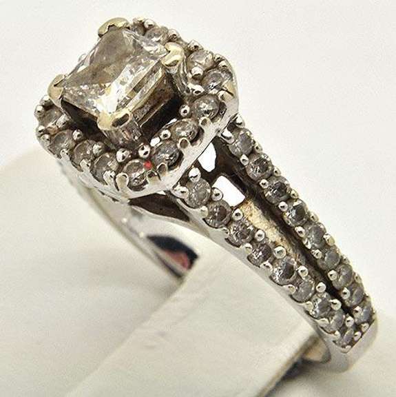 LADIES 14 KT WHITE GOLD DIAMOND ENGAGEMENT RING.