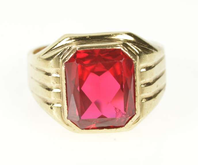 10K Yellow Gold Emerald Cut Syn. Ruby Inset Grooved Ring