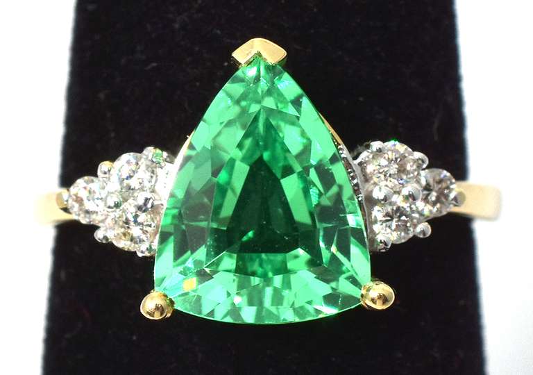 Refreshing Green Sapphire Ring in Yellow Gold