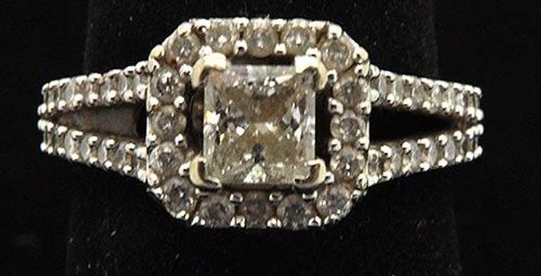 LADIES 14 KT WHITE GOLD DIAMOND ENGAGEMENT RING.