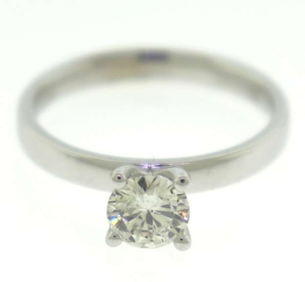 Amazing White Gold Round Brilliant Cut Diamond Ring