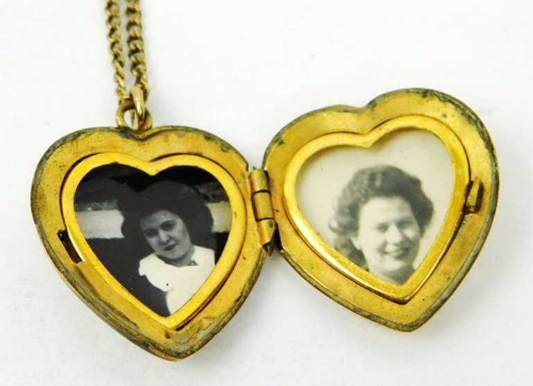 Pretty Vintage Gold Filled Heart Locket with Photos