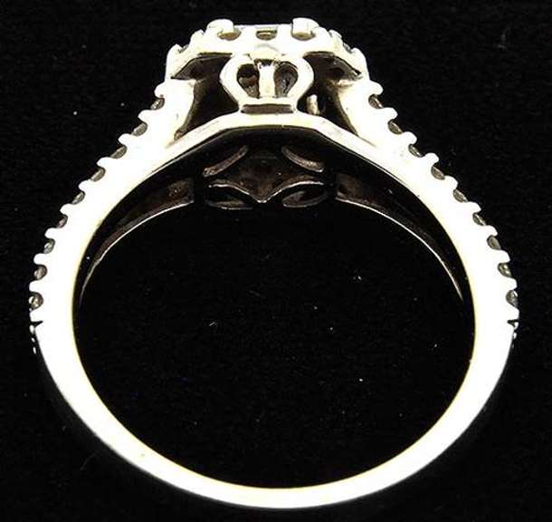 LADIES 14 KT WHITE GOLD DIAMOND ENGAGEMENT RING.