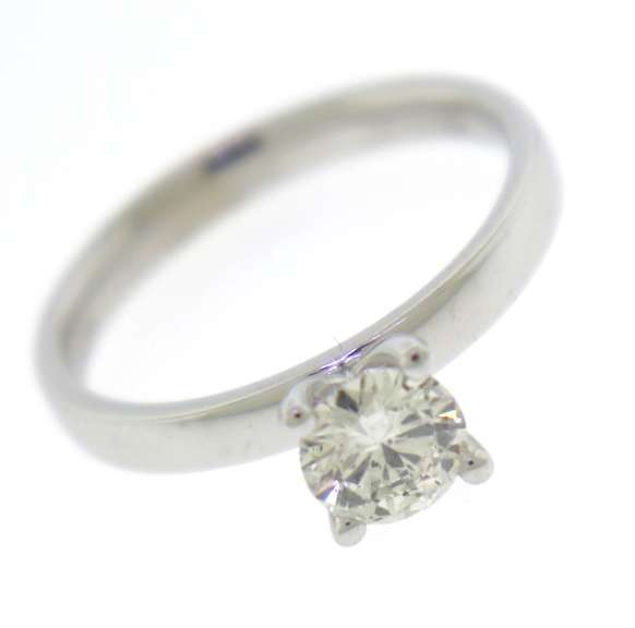 Amazing White Gold Round Brilliant Cut Diamond Ring