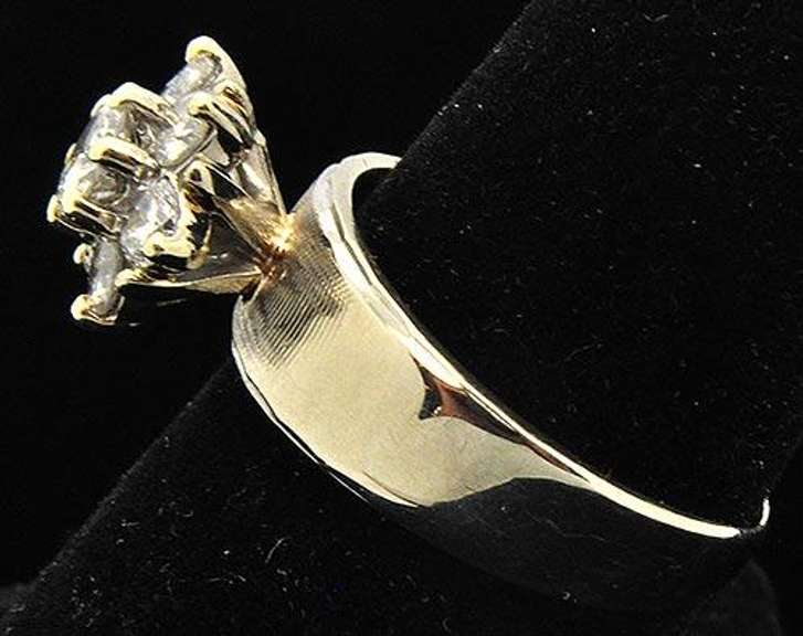 LADIES 14KT WHITE GOLD DIAMOND CLUSTER RING.