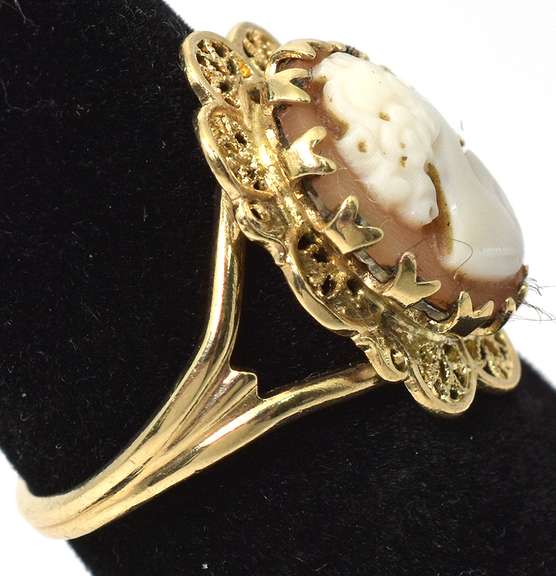 Cameo & Filigree Ring in Yellow Gold