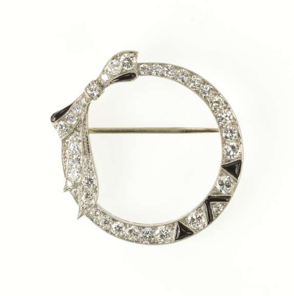Platinum 1.50 Ctw Diamond Art Deco Bow Ribbon Circle Pendant
