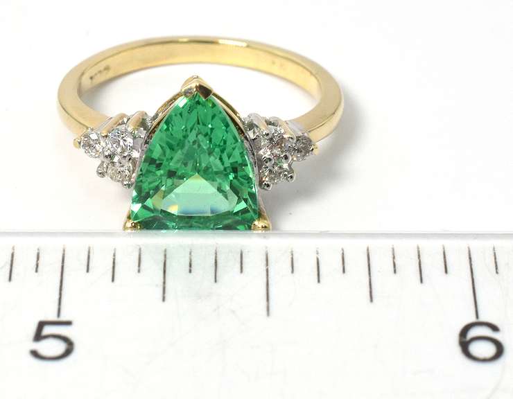 Refreshing Green Sapphire Ring in Yellow Gold