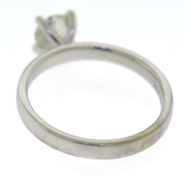 Amazing White Gold Round Brilliant Cut Diamond Ring