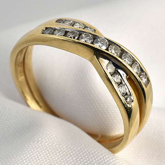 Chic Diamond Crossover Ring