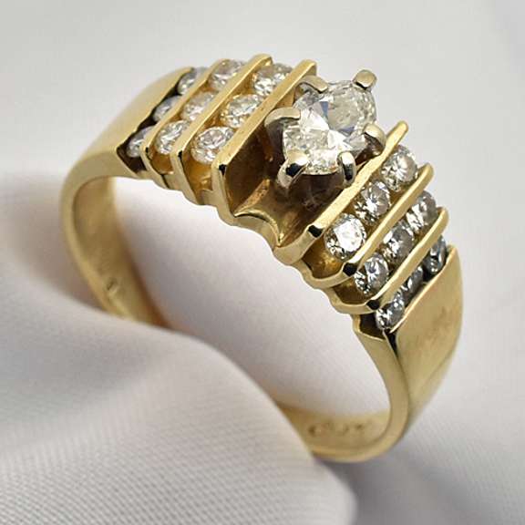 Stunning Marquise & Round Diamond Ring