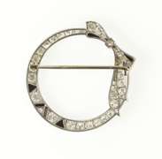 Platinum 1.50 Ctw Diamond Art Deco Bow Ribbon Circle Pendant