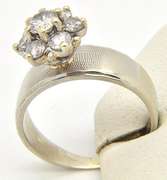 LADIES 14KT WHITE GOLD DIAMOND CLUSTER RING.