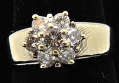 LADIES 14KT WHITE GOLD DIAMOND CLUSTER RING.