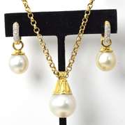 Astonishing Pearl & Diamond Earring and Necklace Set in 18KT Yellow Gold