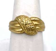 Fashionable 14kt Crossover Band