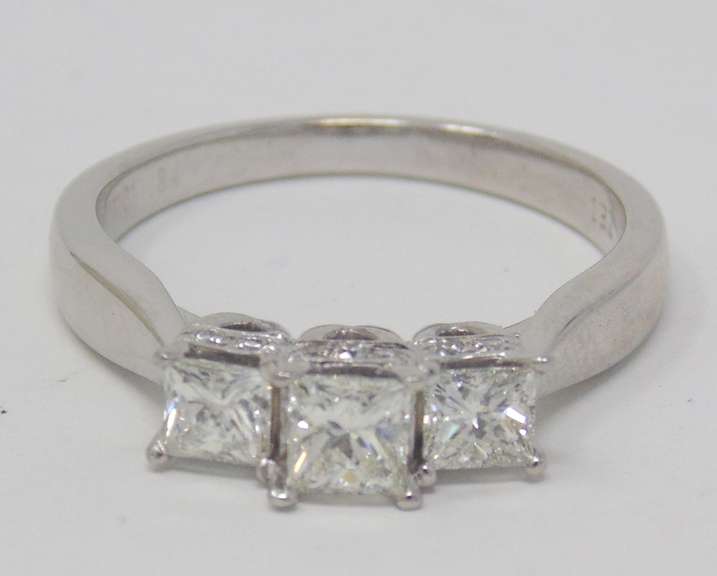Brilliant 18kt Princess Cut Diamond Engagement Ring