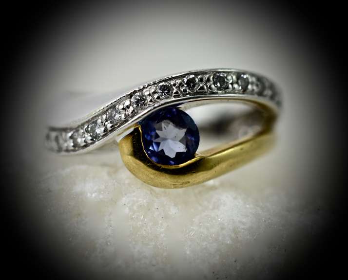Stunning 18K Tanzanite and Diamond Ring