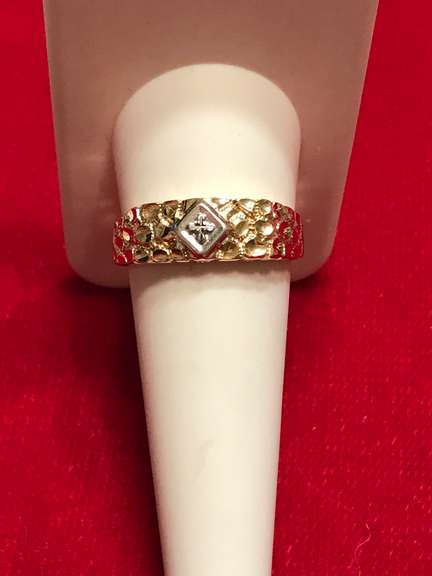 MEN'S 10K GOLD AND DIAMOND CUT RING