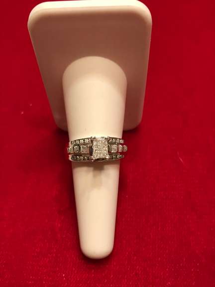 14K WHITE GOLD DIAMOND RING