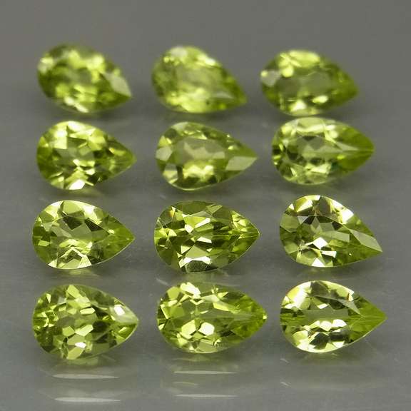 Fantastic 5.39ct 6x4mm round cut Peridot set