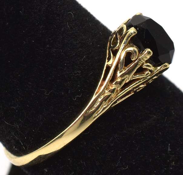 Stunning Yellow Gold Ring with Black Garnet