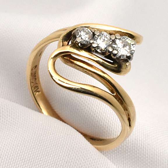 Nicely Designed 3 Diamond Ring