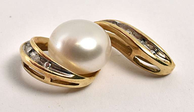 Nice Button Pearl Pendant