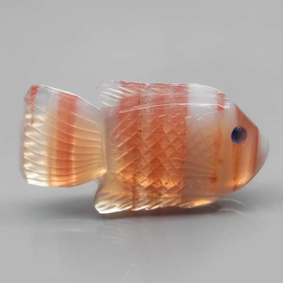 Gorgeous 25.27ct striped Agate and Sapphire carving