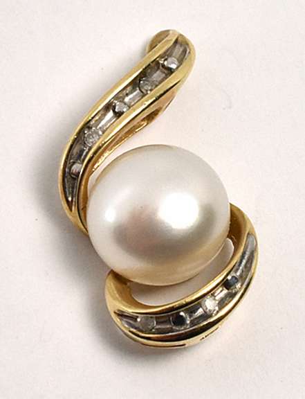 Nice Button Pearl Pendant