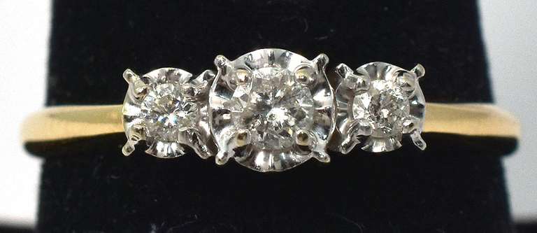 Shimmering 3-Stone Diamond Ring in Yellow Gold