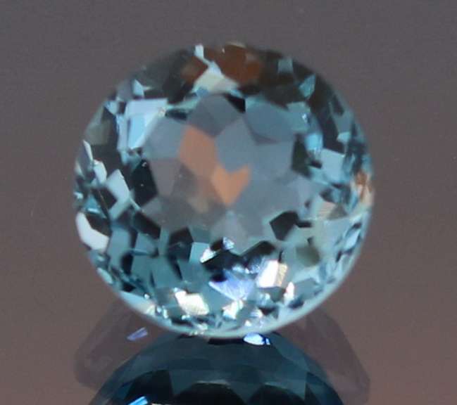 Glittering 2.93ct sky blue 9mm Topaz solitaire