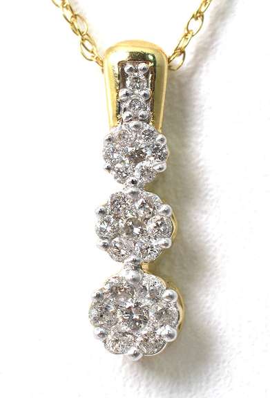 Glittering Diamond Cluster Necklace in Yellow Gold