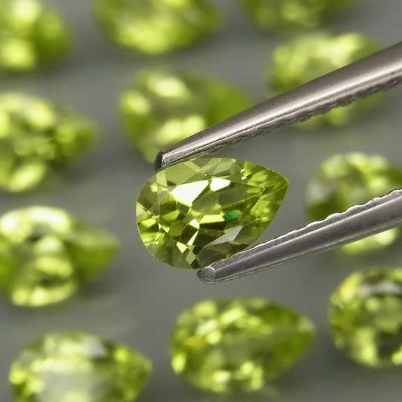 Fantastic 5.39ct 6x4mm round cut Peridot set