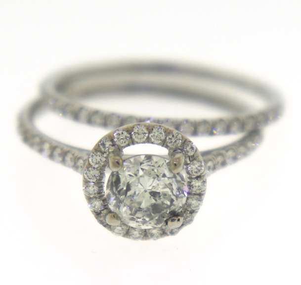 Spectacular 18kt Round Center with Halo Diamonds Bridal Set