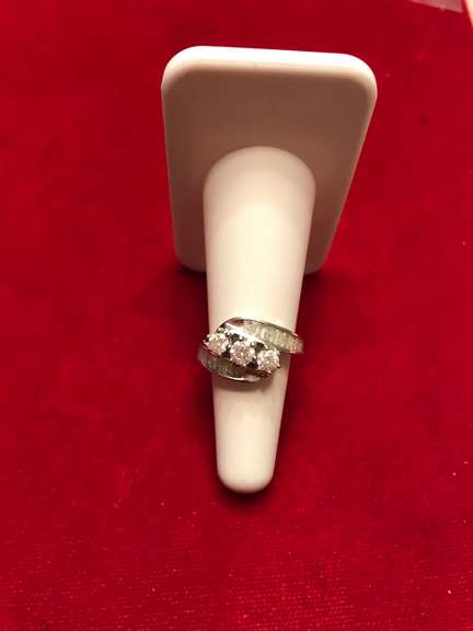 14K WHITE GOLD LADIES DIAMOND RING