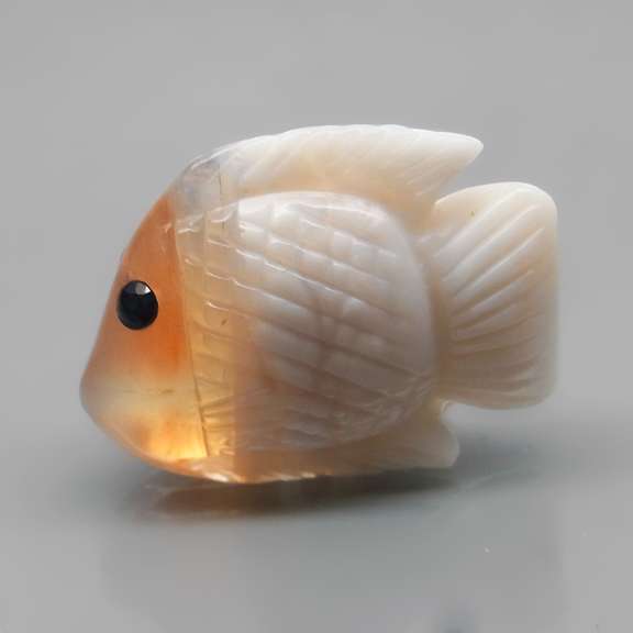 Gorgeous 25.27ct striped Agate and Sapphire carving