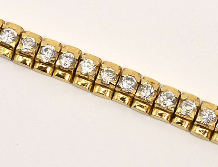 Enticing Tennis Bracelet in Gilt Sterling Silver.