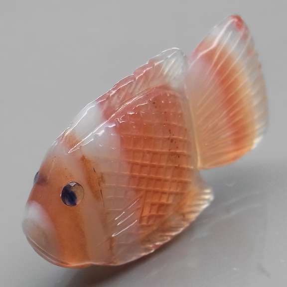 Gorgeous 25.27ct striped Agate and Sapphire carving